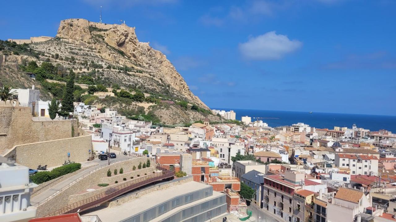 Corazon De Alicante Con Vistas Al Mar Y Al Castillo Luaran gambar