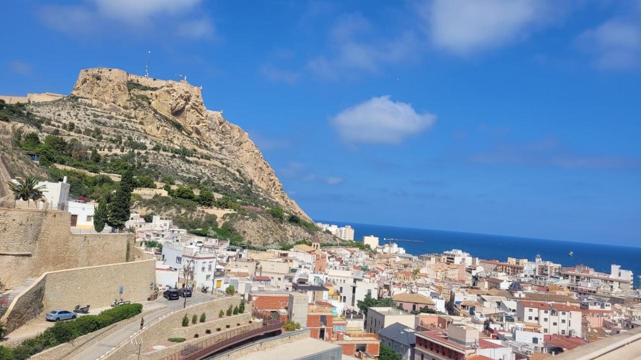 Corazon De Alicante Con Vistas Al Mar Y Al Castillo Luaran gambar